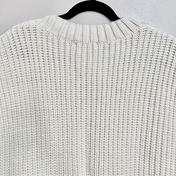 NWT H&M Thick Cable Knit V-Neckline Relaxed Fit Sweater Vest in Soft White - Picture 13 of 16